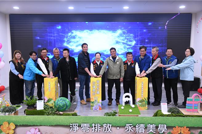 縣長徐榛蔚與4位創作者（台前擺放4件創作模型）發表環保裝置藝術，各自陳列在戶外空間。（花蓮縣府提供／王志偉花蓮傳真）