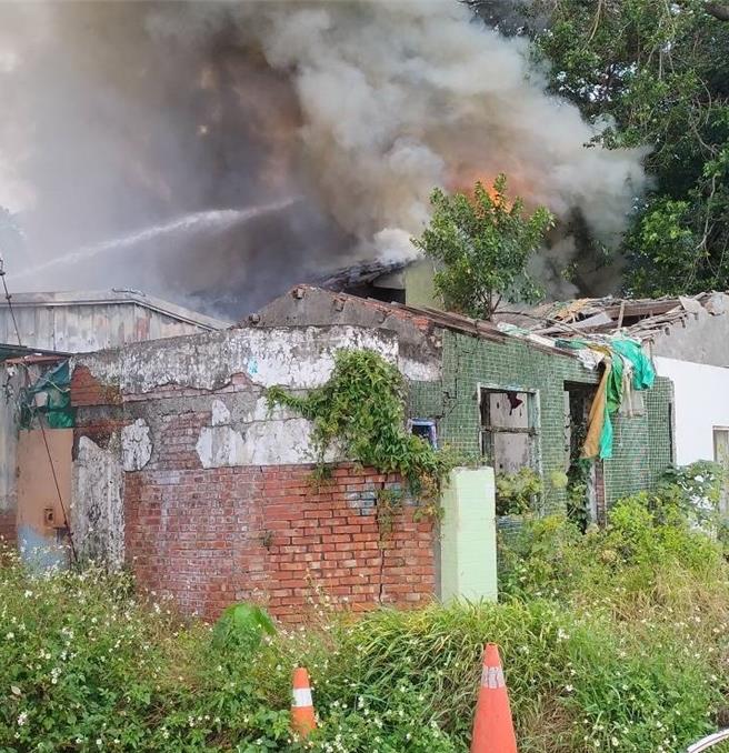 消防局出動8車18人前往出水撲滅，現場無人受傷受困。（翻攝照片／洪靖宜高雄傳真）