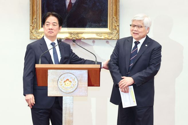 赖清德总统偕同台积电董事长魏哲家，下午5时在总统府召开记者会，对外说明台积电赴美投资事宜。（杜宜谙摄）