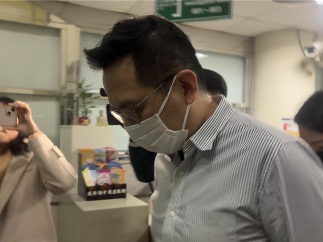 台北市刑大侦查队长刘居荣稍早被以泄密案被告身份移送新北地检署复讯。（柯毓庭摄）