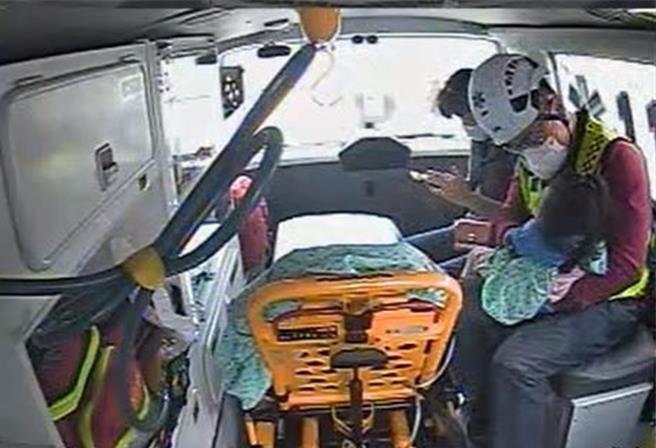 屏东县新园乡1岁杨姓女童6日一早喝完200毫升的牛奶后，竟突然呕吐抽蓄意识不清，大新园消防分队获报后立即将女童送医治疗，顺利救回一命。（新园消防分队提供／谢佳潾屏东传真）