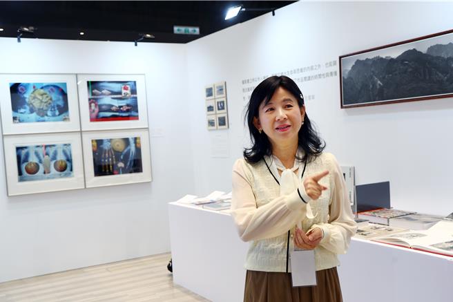 全会华老师遗孀黄沛琪于展场介绍作品。（邓博仁摄）