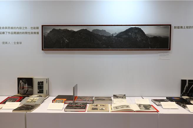 这次展览的核心，不仅是对全会华老师成就的致敬，也展示了他遗愿的具体实践——将自己珍藏的近5000本摄影书籍捐赠，并设立摄影图书馆，为后世的摄影爱好者提供源源不绝的学习资源。（邓博仁摄）