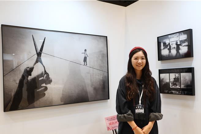 年轻摄影艺术家廖文瑄展出了她的作品《无声暗涌》。（邓博仁摄）