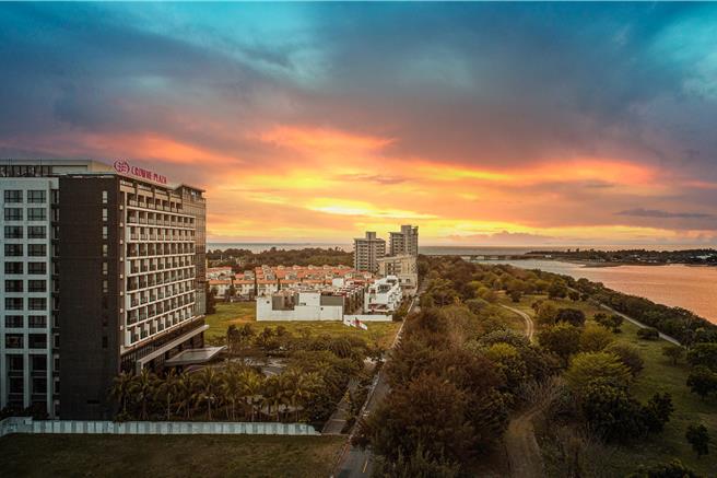 IHG洲际酒店集团在大中华区迎来第800家酒店，集团特别推出春日大促销，4月2日前预订指定房型，12月31日前入住，可享38元加价获得额外800积分。 (台南大员皇冠假日酒店提供)