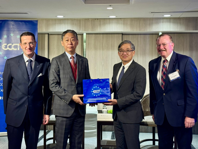 陈白立与欧洲在台商务协会执行长等人合影。(翻摄自欧洲在台商务协会)