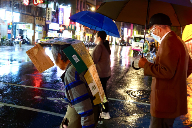 冷气团影响，气象署深夜发布低温特报及大雨特报。（示意图／资料照）