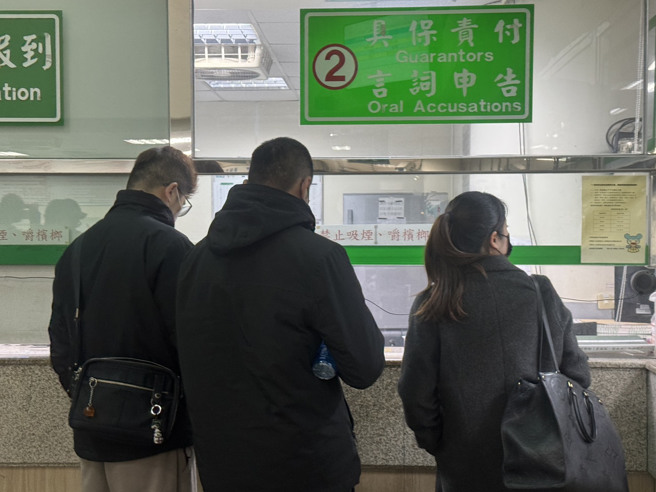 刘居荣的亲友前来办保。（柯毓庭摄）