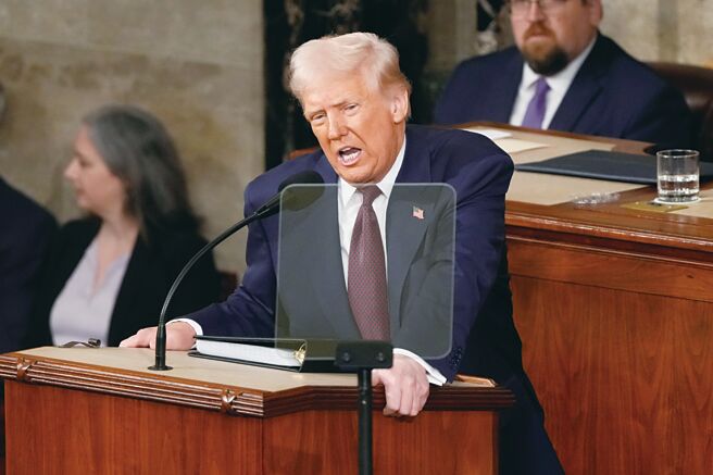 美国总统川普美东时间4日于国会联席会议发表其第二任期上任后的首次演说，并重申其「美国优先」立场，他提出废除《晶片法案》，批评其为「不必要的补贴」。图／美联社