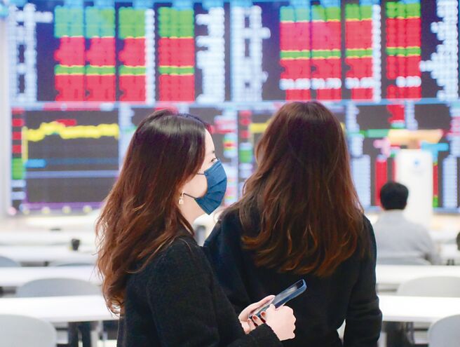 台积电ADR以大涨4.06％姿态庆贺加码美国投资1,000亿美元，惟外资不埋单，连续7天鉅额提款台股，5日再卖超140亿元。图／本报资料照片