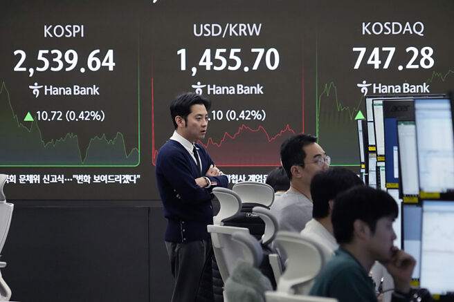 韓國政經動盪股市一片低迷，不過韓流概念股似乎為韓股帶來一絲曙光。圖／美聯社