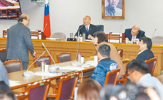 立法院長韓國瑜（中）、民進黨團總召柯建銘（左）、國民黨團總召傅崐萁（右中）5日出席朝野協商，討論行政院所提中央政府總預算及財劃法覆議案。（姚志平攝）