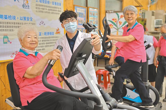 台灣步入高齡化社會，物理、職能治療科系頗受矚目。（東華醫院提供／楊靜茹南投傳真）