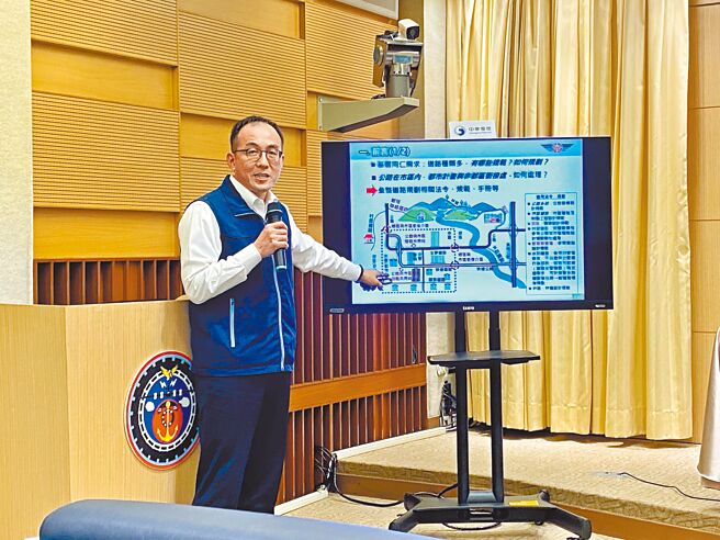 交通部5日公布首版整体道路规画指引，公路局规划组长苏先知说明，新指引提供大眾与县市政府参考，未来在新建或改善道路时，全台有指引可依循。（蔡明亘摄）