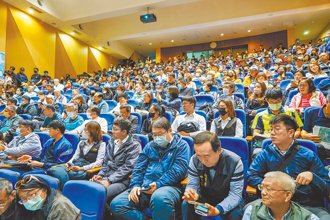 高鐵延伸宜蘭計畫環境影響評估公聽會5日在宜蘭大學舉行，現場約有400人參與。（李忠一攝）