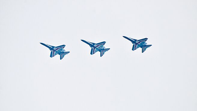 空軍勇鷹高教機歷經長達17天的「天安特檢」後，5日恢復飛行訓練，採3機編組飛行。（蕭嘉蕙攝）