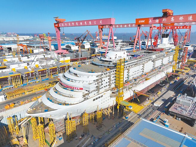 川普政府正研拟行政命令，目标是振兴美国造船业并削弱中国在全球航运业的主导地位。图为上海外高桥造船公司船坞内正在建造的邮轮。（中新社）