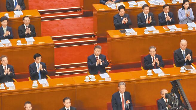 大陸十四屆全國人大三次會議5日在北京人民大會堂開幕，大陸國家主席習近平坐在主席台中央，習的左右分別為大陸總理李強、大陸全國政協主席王滬寧。（藍孝威攝）