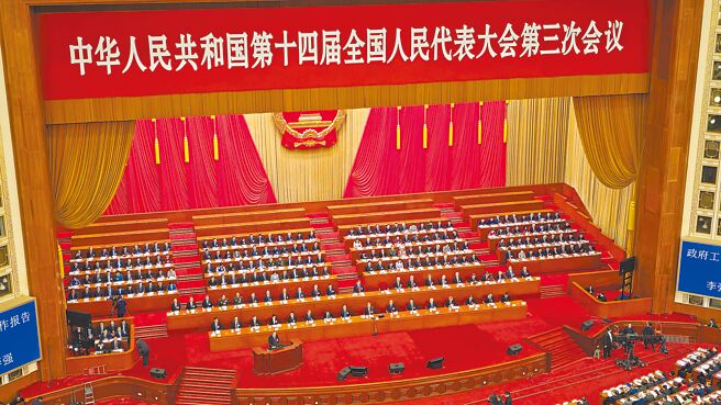 大陆国务院总理李强5日进行2025年政府工作报告，今年将GDP成长目标定为5％左右、连续3年持平。（蓝孝威摄）