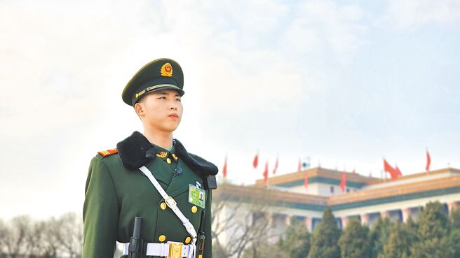 大陆财政部提出的《2025年中央和地方预算草案》显示，2025年国防支出为1.784兆元（人民币，约合新台币8兆元），增长7.2％，维持过去两年的增幅。图为5日在北京人民大会堂外的武警。（蓝孝威摄）