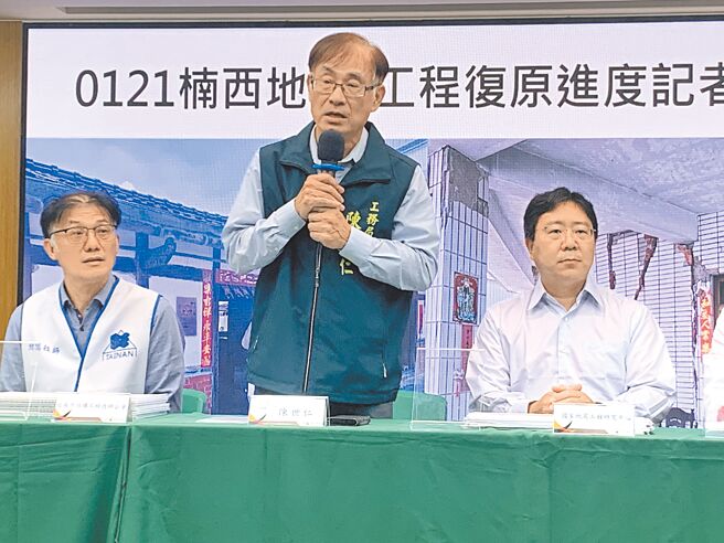 台南市政府工務局長陳世仁（中）說明0121嘉義大埔地震造成台南市山區建物損壞緊急評估的結果及後續處理方式。（郭良傑攝）