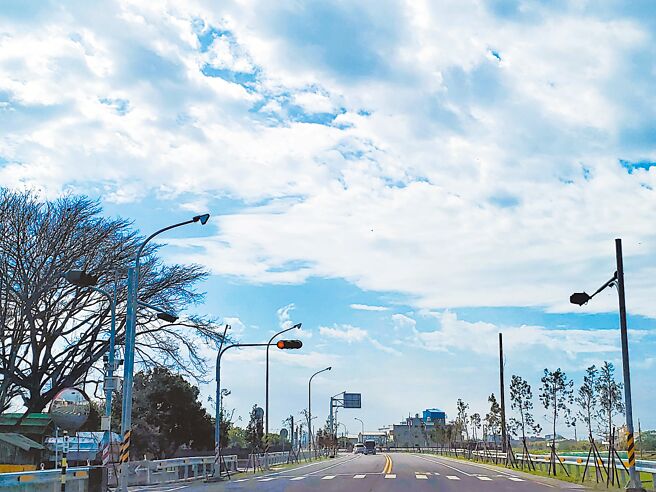 云林县道154乙线二期拓宽工程竣工，电线全部下地，重现天际线。（周丽兰摄）