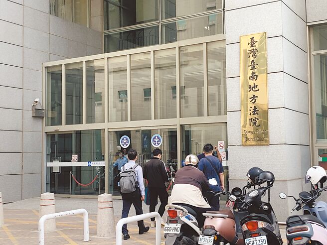 就讀台南某大學進修部的盧姓男大生在該校及台南地檢署女廁內連續偷拍女子如廁畫面被查獲，台南地方法院審理後認定共犯5罪，判決應執行2年2月徒刑。（郭良傑攝）