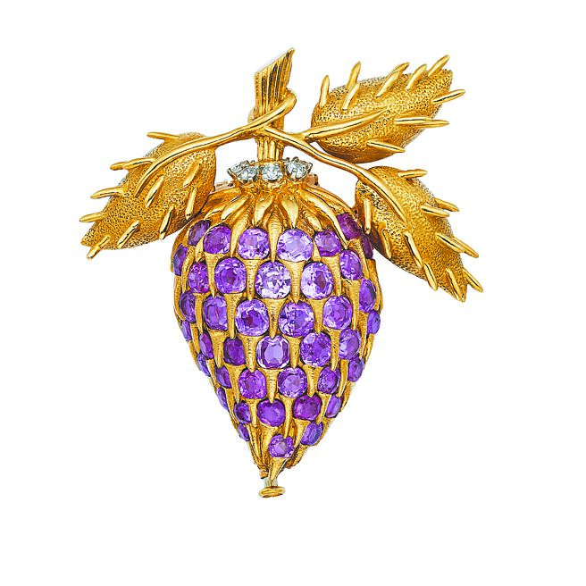 TIFFANY台北101旗艦店為慶祝開幕將展出「古典珍藏庫」系列骨董珠寶，圖為Corosol果實造型別針。（Tiffany & Co.提供）