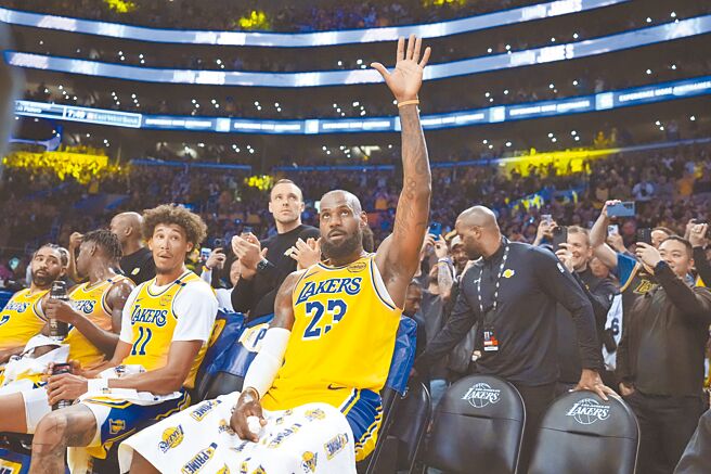 湖人「小皇帝」詹姆斯達成生涯例行賽、季後賽合計5萬分里程碑後，回到板凳向觀眾揮手致意。（美聯社）
