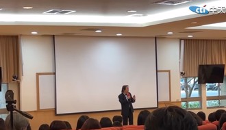 影》學生犀利問「要換總召嗎？」 王世堅「鎖門」吐真心話