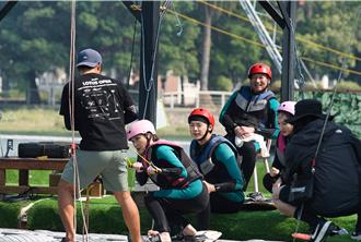 大解放！沈春華「清涼泳裝濕身」 黃仲崑激動獻吻