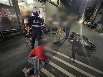 大庭广眾下偷包包 「笨贼」骑车逃紧张自摔惨遭逮