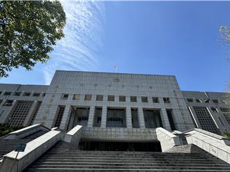 粗心駕駛違停又貿然開門  害騎士慘摔右眼視能受損