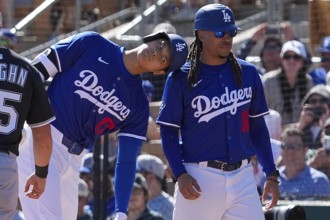 MLB》與大谷翔平首度「頭碰頭」慶祝 道奇一壘教練笑稱：差點腦震盪