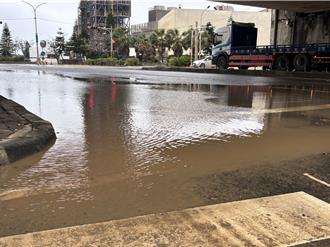 桃園科技園區道路坑洞多積水嚴重 民怨停車空間不完善