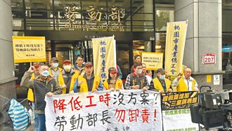 勞團轟洪申翰 換位置換腦袋