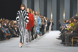 蜜桃猫飞花都看秀 豹美的！