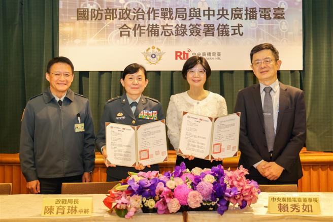 国防部政战局与中央广播电臺昨日正式签署合作备忘录，透过共同合作，加深国人媒体识读能力，与央广一起「说好臺湾的故事」。（记者谢承宏摄）