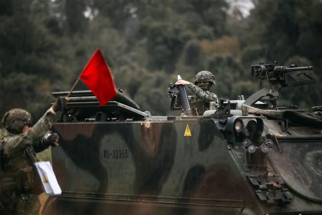 　装填手屏气凝神听候炮长指令，待命射击。（记者陈怡璇摄）