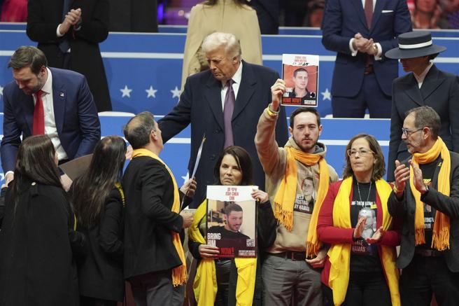 川普对哈玛斯下通牒，要求释放所有人质。图为加萨人质家属，1月参加川普就职活动。（达志影像／美联社资料照片）