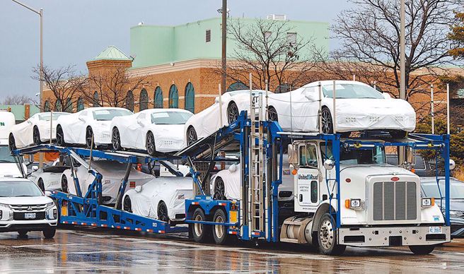 怕物价涨 川普关税刀缓铡！ 加、墨部分商品关税缓徵一个月。（路透）