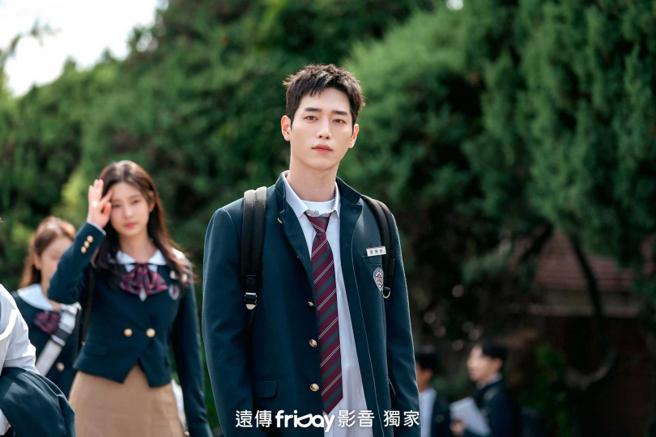 由于角色是卧底潜入学校，31岁的徐康俊穿起高中制服心安理得。（图／friDay影音提供）