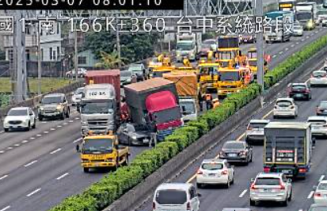 国1北向台中系统3大1小撞成一团。（翻摄高速公路1968）