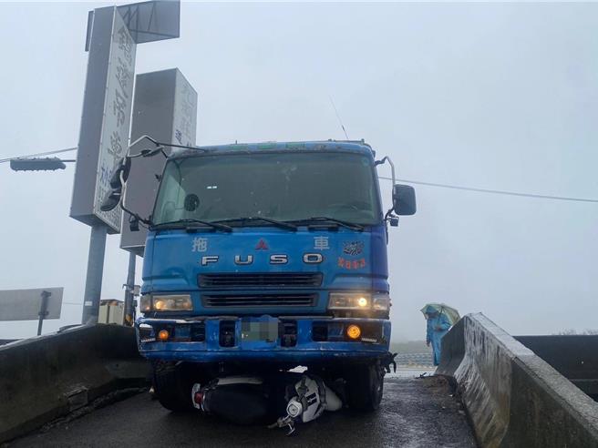 2025年3月7日苗栗县／苗栗县铜锣乡台13线与铜科大桥路口5日上午9时10分发生一起交通事故，一辆大货车与机车发生碰撞，造成18岁机车骑士左大腿骨折。（读者提供／吕丽甄苗栗传真）