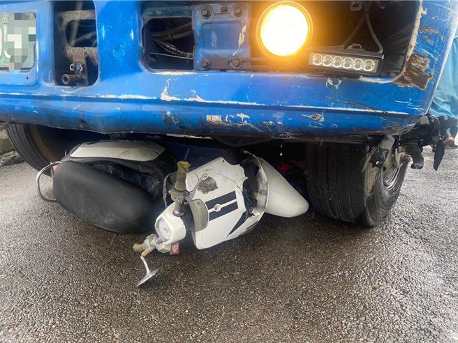 2025年3月7日苗栗县／苗栗县铜锣乡台13线与铜科大桥路口5日上午9时10分发生一起交通事故，一辆大货车与机车发生碰撞，造成18岁机车骑士左大腿骨折。（读者提供／吕丽甄苗栗传真）