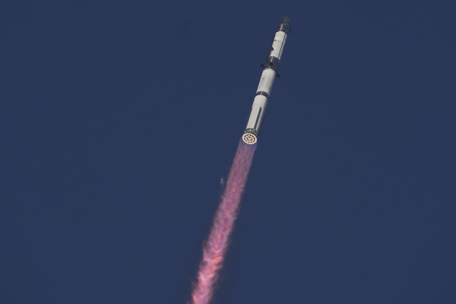 马斯克的SpaceX6日进行旗下重型运载火箭Starship的第8次试飞失败。（图／美联社）