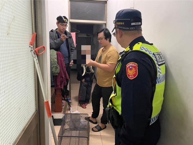 台東縣卑南鄉初鹿地區某民宅赫見約2公尺長的蛇。（台東警分局提供／蔡旻妤台東傳真）