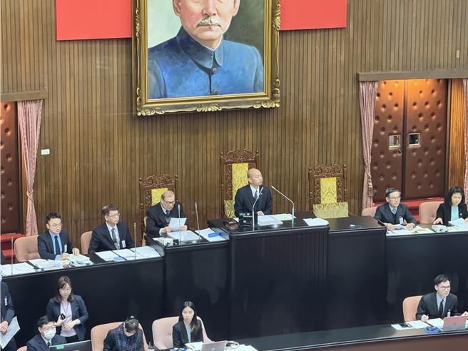 針對總預算案、財劃法修法覆議案，在野黨團今日提案12日加開院會，盼在11日、12日2天內處理2覆議案，並於12日表決覆議案，而若當日未能完成表決，則於13日再加開院會，該提案經藍白立委投下贊成票後通過。（李奇叡攝）