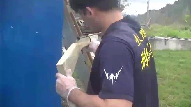 台东警方从黄男住处某废弃管线中起出改造长枪。（台东县警察局提供／蔡旻妤台东传真）