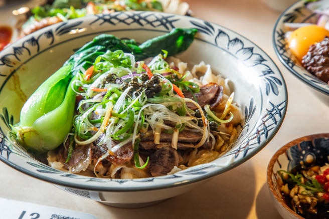 来自桃园的排队名店【牛山．牛肉麵．烧肉饭】，以「用心制作一碗有灵魂的牛肉麵」为理念，每日精心熬制的清炖汤头已深得食客喜爱。（图／有趣市集提供）